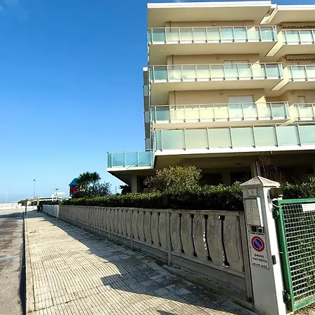 Marcelli, Bilocale Fronte Mare Con Ampio Terrazzo Vista Mare - M146 *